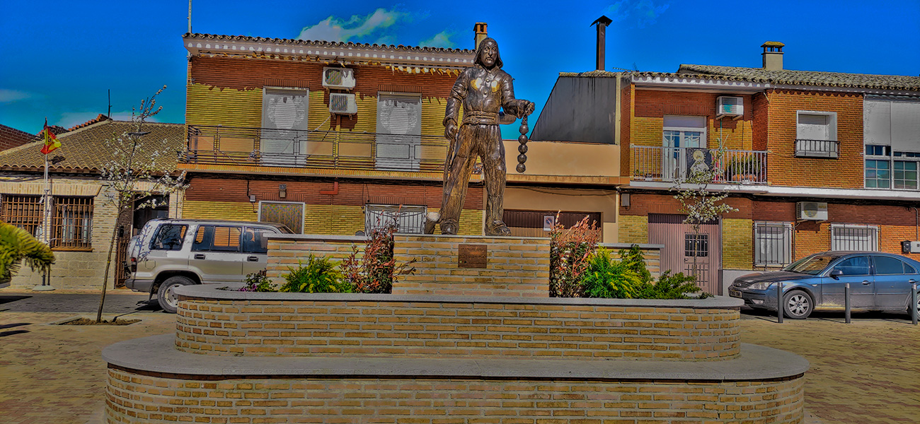Monumento al morrache en la plaza del Carmen de Malpica de Tajo. Vista frontal Monumento al morrache en la plaza del Carmen de Malpica de Tajo. Vista izquierda