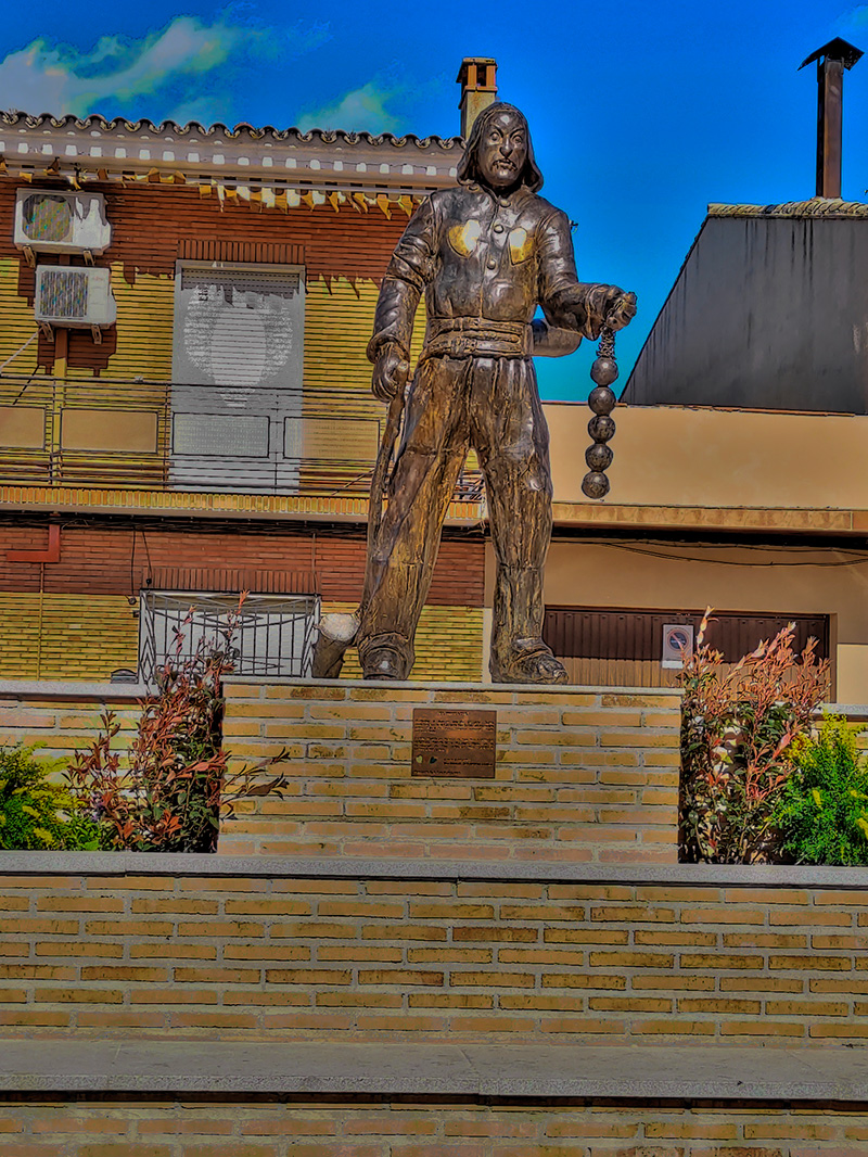 Monumento al morrache en la plaza del Carmen de Malpica de Tajo. Vista izquierda