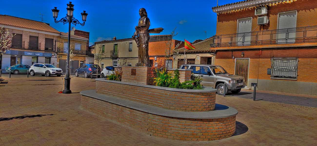 Monumento al morrache en la plaza del Carmen de Malpica de Tajo. Vista derecha Monumento al morrache en la plaza del Carmen de Malpica de Tajo. Vista izquierda