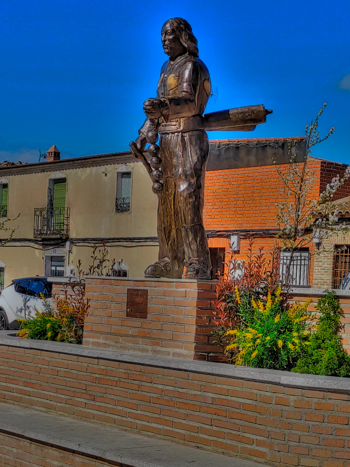Monumento al morrache en la plaza del Carmen de Malpica de Tajo. Vista derecha, cercana Monumento al morrache en la plaza del Carmen de Malpica de Tajo. Vista izquierda