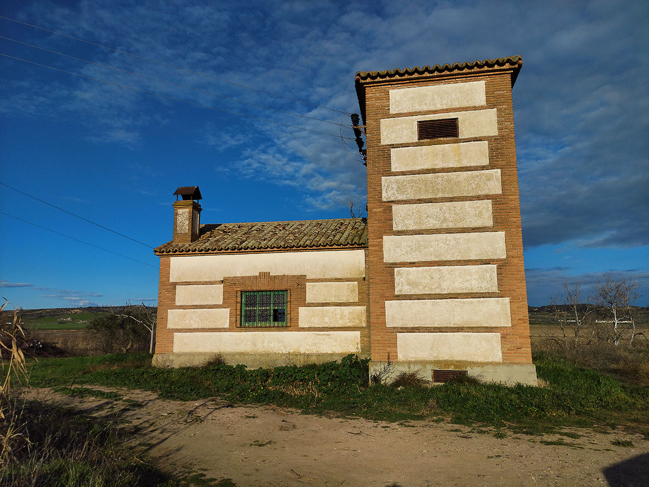 Vista frontal de la caída del margen derecho de la presa de Malpica de Tajo
