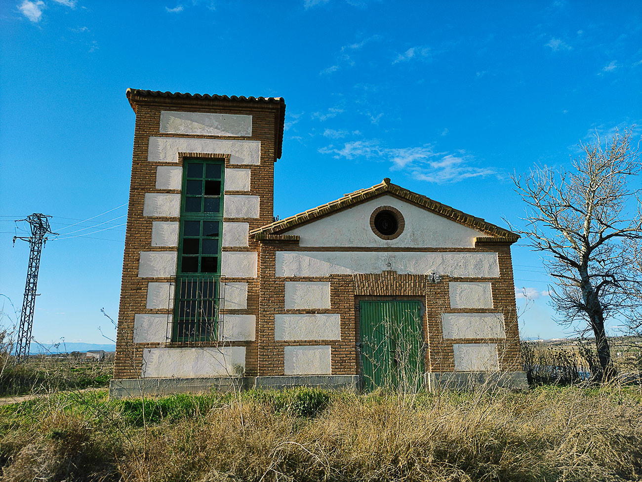 La caseta de los motores del antiguo regadío de la margen derecha del Pusa La caseta de los motores del antiguo regadío de la margen derecha del Pusa