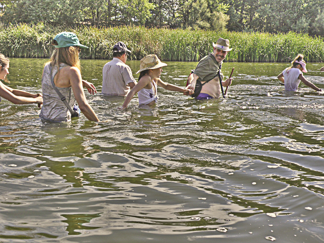 Senderistas vadeando el Tajo río arriba