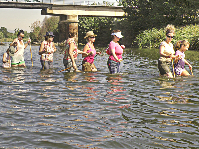 Este grupo de senderistas fue el último en vadear ese brazo de agua 