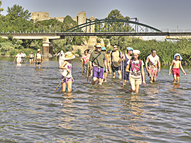 Senderistas del Tajo río arriba hacia el puente nuevo