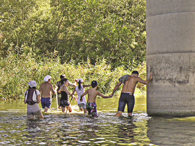 Los últimos senderistas cruzan el puente nuevo