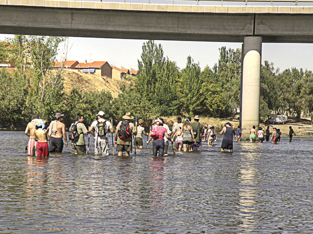 Senderistas Tajo abajo hacia la fuente de los caños