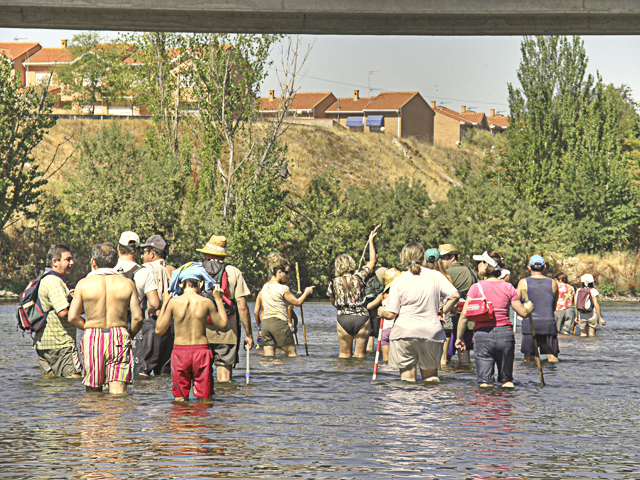 Columna de senderistas del tajo bajo el puente nuevo de Malpica