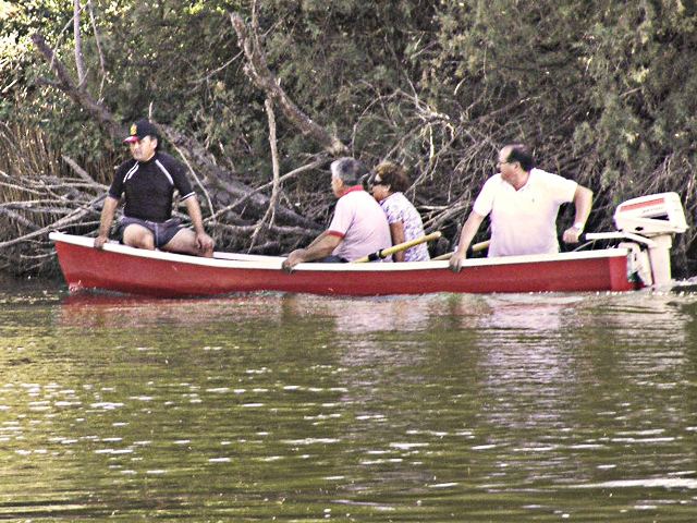 Los barqueros vigilan la evolución de los senderistas del Tajo