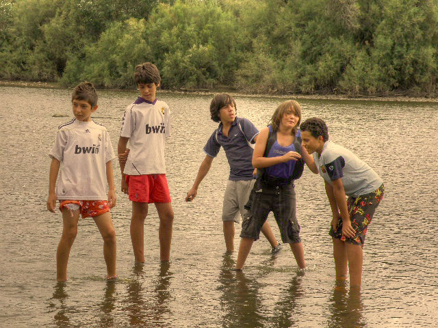 Grupo de zangolotinos jugando