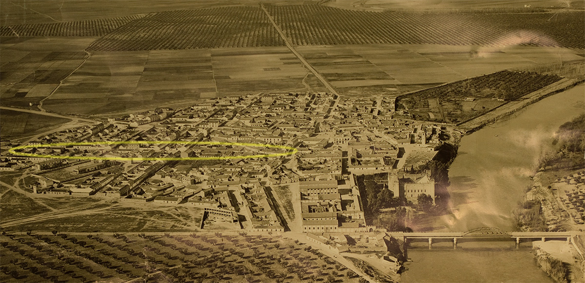 Calle de la Dehesilla de  Malpica de Tajo en la vista aérea de finales de los 50.