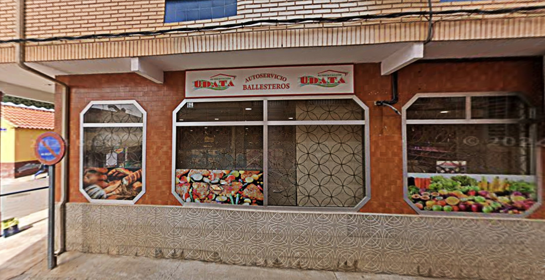 Supermercado Ballesteros en la calle de la Dehesilla de  Malpica de Tajo.