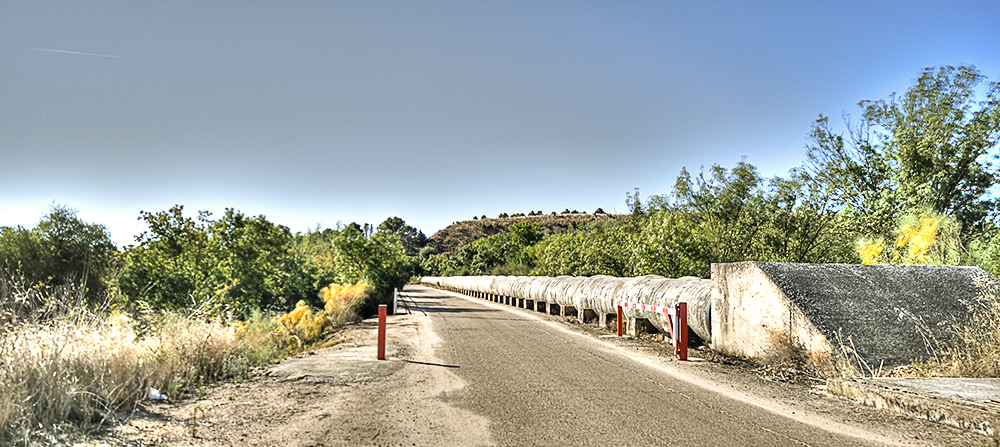 El puente del Cedena en Las Tamujas, los tubos y el Picacho del Torrejón al fondo El puente del Cedena en Las Tamujas, los tubos y el Picacho del Torrejón al fondo