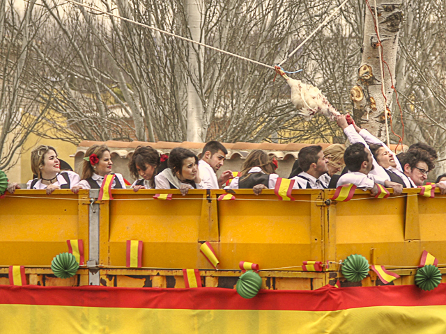 Su compa&ntilde;eros de atr&aacute;s parecen temer que la inercia la lance para atr&aacute;s 