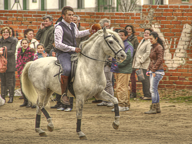 Rub&eacute;n pasea su trofeo