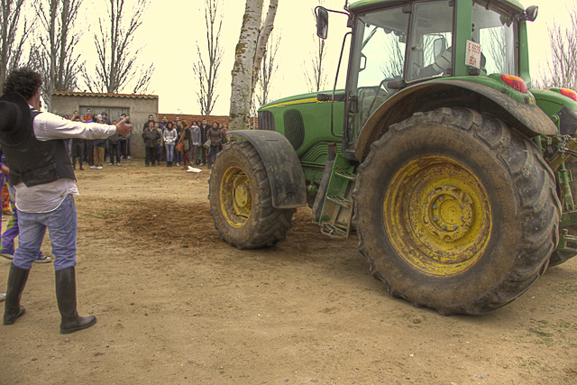 Jose con gesto torero parece reprochar el que tenga que intervenir la m&aacute;quina